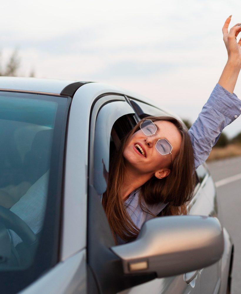 Una chica super feliz después de sacarse el carnet de conducir en Pamplona