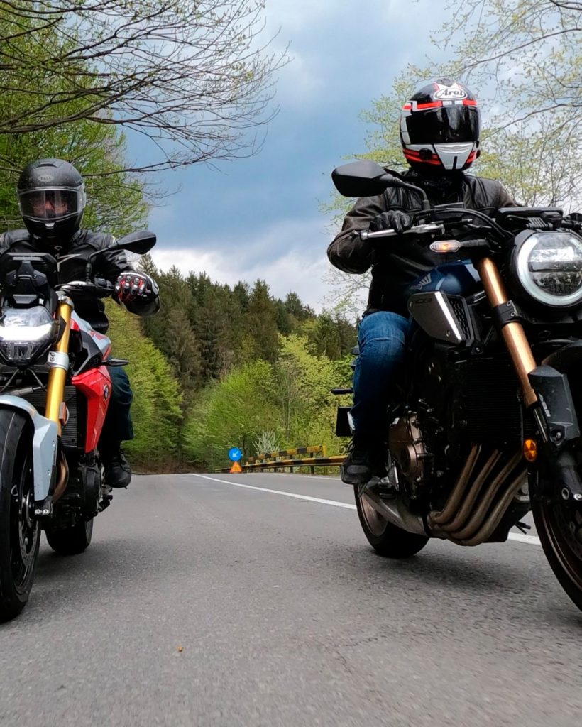 Una de nuestras motos mas elegantes con nuestro carnet de moto en Pamplona